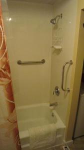 Un baño con bañera y toalla. en The Oak Ridge House, en Zanesville