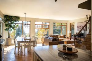 プティット・リヴィエール・サン・フランソワにあるBeau Lieu - River View - Spa And Pool Tableのテーブルとダイニングルームのあるリビングルーム +26枚の写真