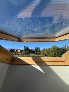 クーネオにあるLa casa i due cedriの家の屋根の窓からの眺め