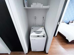 ein kleines Zimmer mit einem Drucker und einem Bett in der Unterkunft SA Inn Nagano Nakagosho - Vacation STAY 45417v in Nagano + 17 Fotos