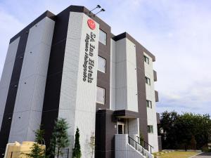 ein Gebäude mit einem Schild an der Seite in der Unterkunft SA Inn Nagano Nakagosho - Vacation STAY 45417v in Nagano