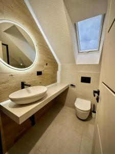 IžipovceにあるChalet Horizontの洗面台とトイレ付きのバスルーム