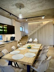 IžipovceにあるChalet Horizontの大きな木製テーブル(椅子付)