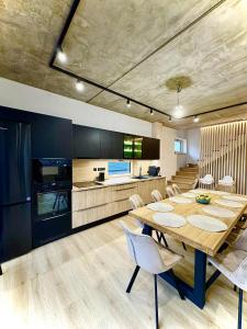 IžipovceにあるChalet Horizontのダイニングルーム、キッチン(テーブル、椅子付)