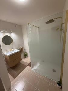 Ένα μπάνιο στο Family Apartment by the Sea with Garden