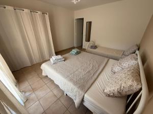 Ένα ή περισσότερα κρεβάτια σε δωμάτιο στο Family Apartment by the Sea with Garden