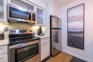 eine Küche mit Herd und Mikrowelle in der Unterkunft 6-0 Cozy Atlanta Condo -Balcony Downtown Views Modern Comfort in Atlanta