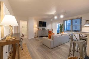 ein Wohnzimmer mit einer weißen Couch und einem Tisch in der Unterkunft 6-0 Cozy Atlanta Condo -Balcony Downtown Views Modern Comfort in Atlanta
