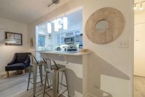 eine Küche mit Theke und zwei Barhockern in der Unterkunft 6-0 Cozy Atlanta Condo -Balcony Downtown Views Modern Comfort in Atlanta