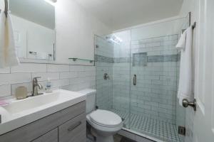 ein Badezimmer mit Toilette, Waschbecken und Dusche in der Unterkunft 6-0 Cozy Atlanta Condo -Balcony Downtown Views Modern Comfort in Atlanta + 10 Fotos
