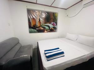 um pequeno quarto com uma cama e uma cadeira em Sun and Moon spa em Tangalle