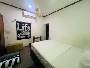 um quarto com uma cama e uma placa na parede em Sun and Moon spa em Tangalle