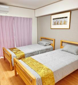 ein Zimmer mit zwei Betten und einem Fenster in der Unterkunft HYGGE HOUSE Tabibitonoie - Vacation STAY 61161v in Kashiwa