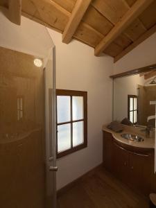 シジャンにあるla maison du soleilの洗面台、シャワー、窓のあるバスルーム