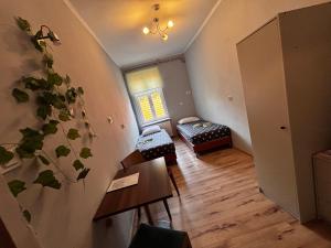 a small room with a bed and a window at Dom gościnny przy Promenadzie in Świnoujście