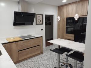 a kitchen with a counter and a table with chairs at Apartamento con garaje en Valladolid in Valladolid