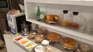un estante con algo de comida y bebida en una cocina en Hotel San Marco BB, en Darfo Boario Terme