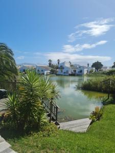vistas a un río con casas y un puente en Bella Vista Lago, en Marina da Gama
