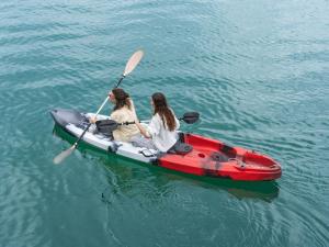 deux femmes dans un kayak rouge dans l'eau dans l'établissement Kaamlanai Harbor - Vacation STAY 48810v, à Nichinan