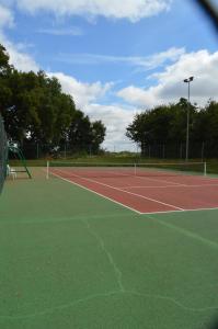 Tennis- og/eller squashfaciliteter på Le Moulin de Bassac eller i nærheden