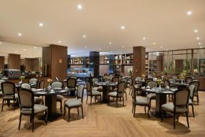 a restaurant with tables and chairs in a room at Windsor Plaza Brasilia in Brasilia