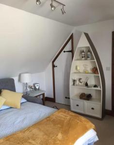 Un pat sau paturi într-o cameră la Sunnyside Cottage