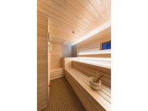 eine Sauna mit holzgetäfelten Wänden und Böden in der Unterkunft HOTEL Noir Blanc - Vacation STAY 98937v in Shizuoka + 1 Foto