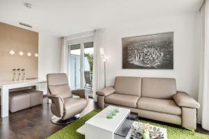 バート・ベリンゲンにあるMarkgraf Apartmentsのソファと椅子とテーブルのあるリビングルーム