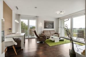 バート・ベリンゲンにあるMarkgraf Apartmentsのソファとテーブルのあるリビングルーム