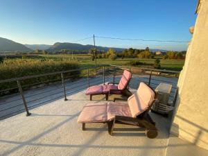 deux chaises et une table sur un balcon dans l'établissement La Batisse, à Livron-sur-Drôme
