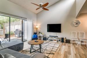 ein Wohnzimmer mit Sofa und Fernseher in der Unterkunft Pet-Friendly Raleigh Townhome Near Medical Centers in Asbury