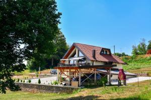 une petite maison avec un toit rouge dans l'établissement Villa Jelena, à Donji Velemerić