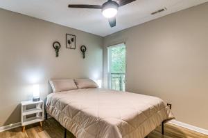ein Schlafzimmer mit einem Bett und einem Fenster in der Unterkunft Pet-Friendly Raleigh Townhome Near Medical Centers in Asbury