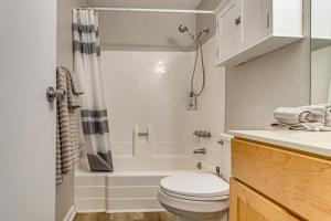 ein Badezimmer mit Toilette, Badewanne und Waschbecken in der Unterkunft Pet-Friendly Raleigh Townhome Near Medical Centers in Asbury + 16 Fotos