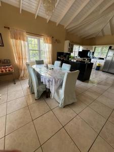une salle à manger avec une table et des chaises dans l'établissement Spacious 4-Bedroom Island Home Near Jolly Harbour Beaches, à Bolans