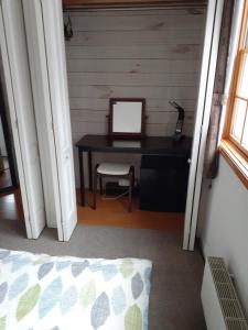 a bedroom with a desk with a computer on it at ゲストハウス苫小牧 204号室 in Tomakomai