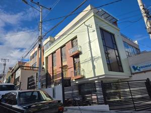 a building with a car parked in front of it at La suite del ensueño in Cuenca