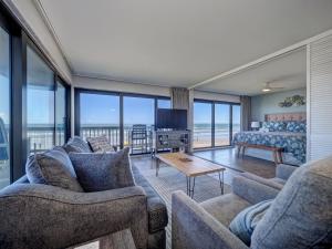 Μια τηλεόραση ή/και κέντρο ψυχαγωγίας στο Corner Beachfront Condo with 270 Degree Gulf View and Wrap Around Balcony on Whitecap Beach Island House Unit 209