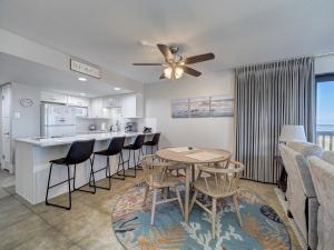 Η κουζίνα ή μικρή κουζίνα στο Corner Beachfront Condo with 270 Degree Gulf View and Wrap Around Balcony on Whitecap Beach Island House Unit 209