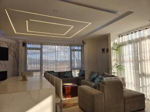 a living room with a couch and a table at La suite del ensueño in Cuenca