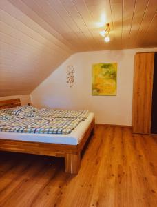 Ένα ή περισσότερα κρεβάτια σε δωμάτιο στο Bergblick Apartments - Natur & Panorama in Bad Ischl