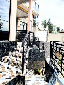 un escalier en face d'une maison dans l'établissement KIGALI AIRPORT TRANSIT RESIDENCe, à Kigali