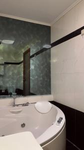 Koupelna v ubytování Alfa Hotel