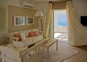 Ruang duduk di Villas Naxos Grande Vista