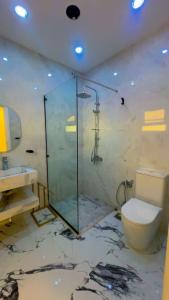 Koupelna v ubytování Luxury 3-Bedrooms apartments at El sheikh Zayed