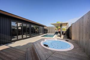 a hot tub on the deck of a house at Grand Resort Shirahama - Vacation STAY 72313v in Hongō