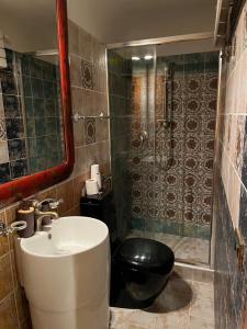 ein Badezimmer mit Waschbecken, Toilette und Dusche in der Unterkunft Casa di Zara in Venedig + 10 Fotos