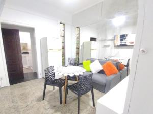 a living room with a table and a couch at Emerald Oceano Mar in Copacabana