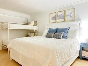 Ένα ή περισσότερα κρεβάτια σε δωμάτιο στο New! Key Largo Costal Villa 2 Kings Masters, Marina, Pool & Pickleball +32 φωτογραφίες
