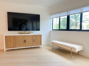 Μια τηλεόραση ή/και κέντρο ψυχαγωγίας στο New! Key Largo Costal Villa 2 Kings Masters, Marina, Pool & Pickleball